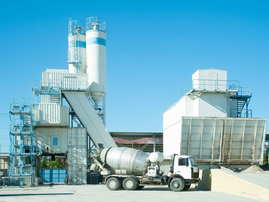 قرقیزستان در سال جاری ۱۲۸ شرکت تولیدی راه‌اندازی می‌کند و بسیاری از آن‌ها فعالیت خود را آغاز کرده‌اند. یکی از مهم‌ترین پروژه‌ها، کارخانه بتن مسلح شرکت گلوبال بتون لیمیتد در شهرستان توپ، منطقه ایسیک‌کول است.